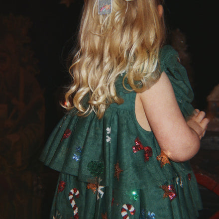 Konges Sløjd Jurk Yvonne Christmas Dress Hunter Green, sfeerbeeld van de jurk met haarspeldjes