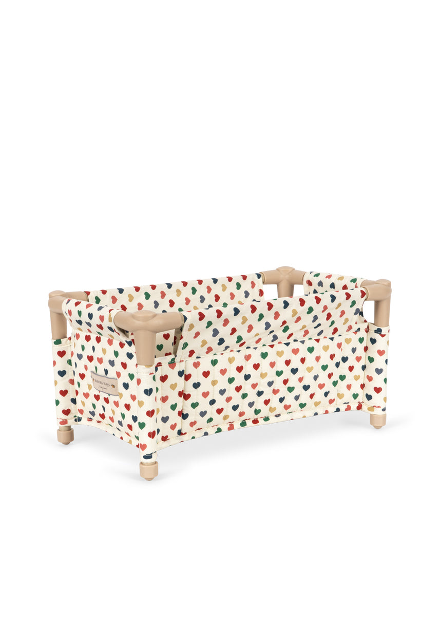 Konges Sløjd Poppenbedje Doll Travel Bed Coeur Coloré, poppenreisbedje op witte achtergrond