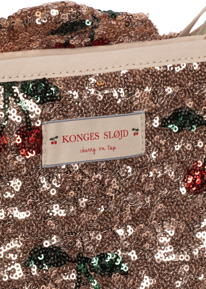 Konges Sløjd Poppenbuggy Sparkly Doll Stroller Cherry Sequin, glitterpoppenbuggy op witte achtergrond