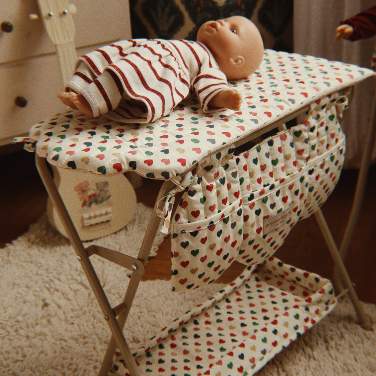 Konges Sløjd Poppencommode Doll Changing Table Coeur Coloré, poppencommode op witte achtergrond