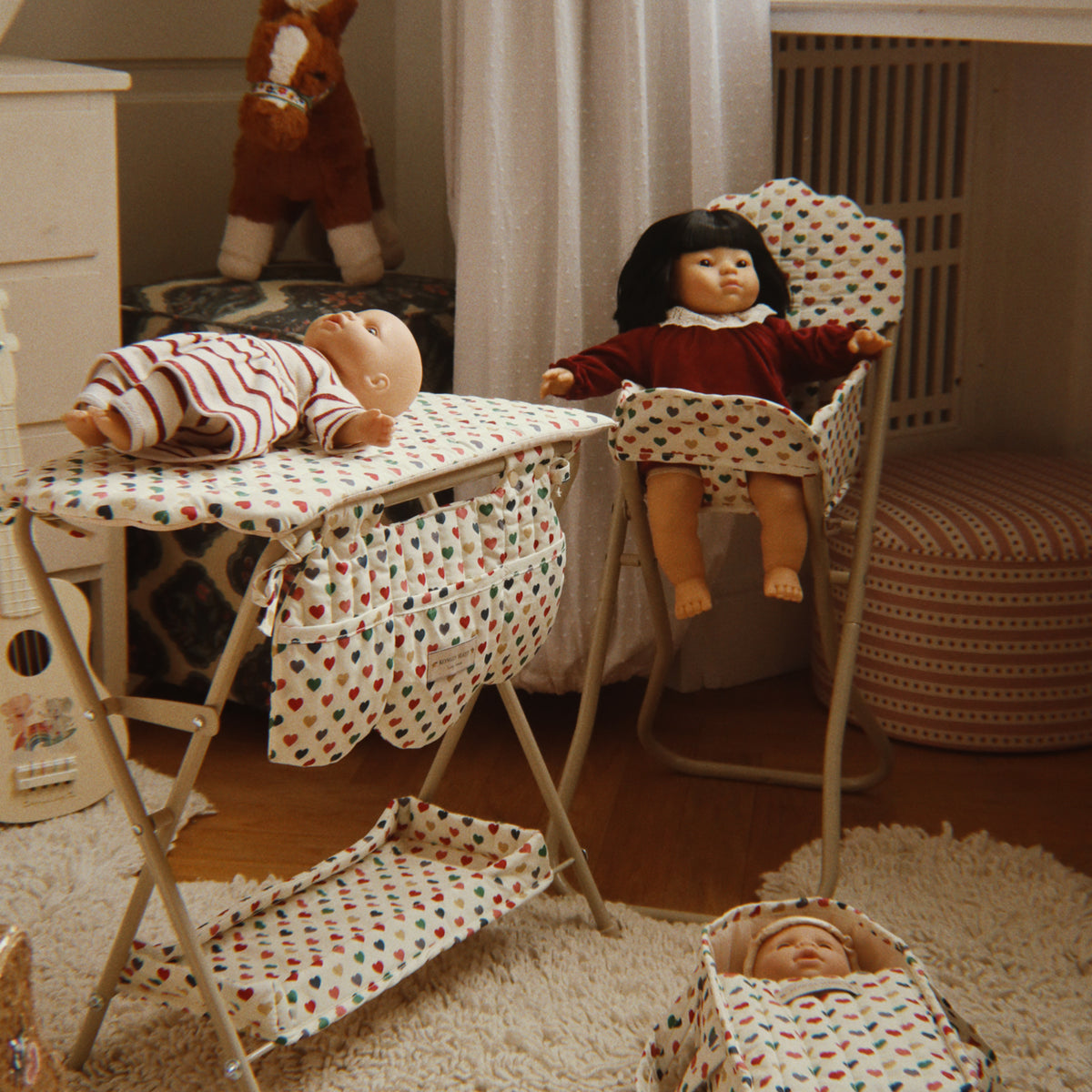 Konges Sløjd Poppenstoel Doll High Chair Coeur Coloré, poppenstoel op witte achtergrond