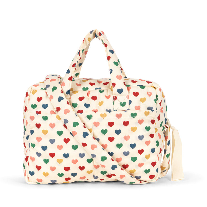 Konges Sløjd Poppentas Doll Bag Coeur Coloré, poppentas op witte achtergrond