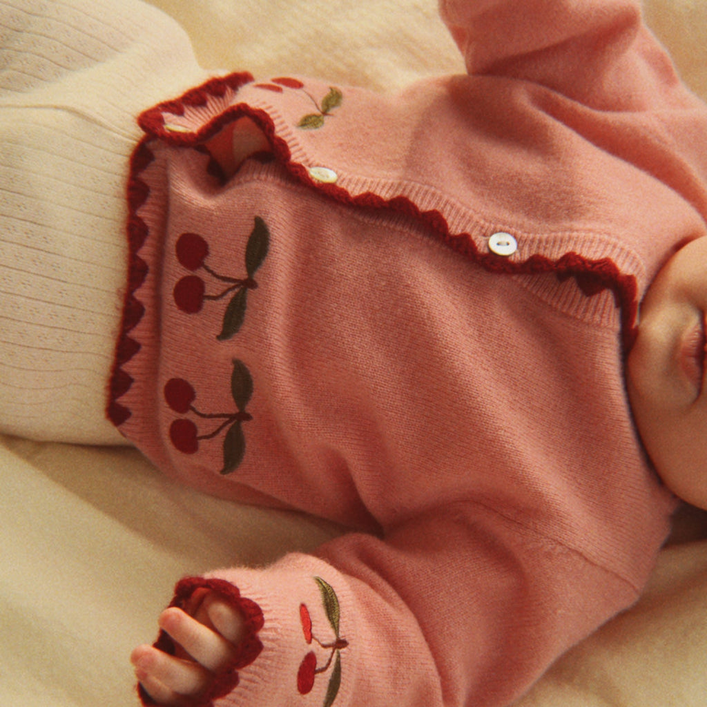 Konges Sløjd Vestje Collette Cardigan Pale Blush, sfeerbeeld van het vestje gedragen