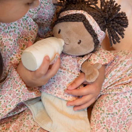 Little Dutch babypop met mandje Evi, kind stopt de pop in