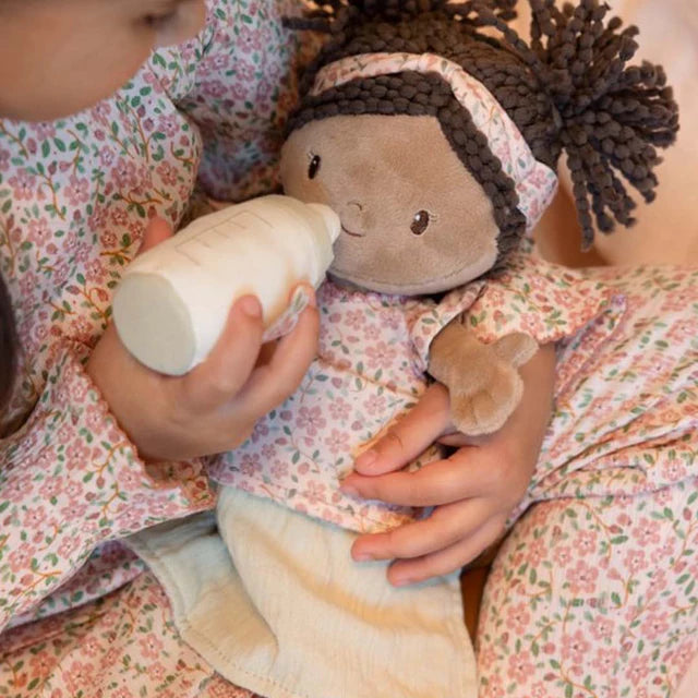 Little Dutch babypop met mandje Evi, kind stopt de pop in