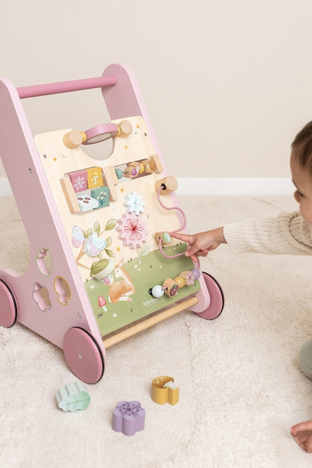 Little Dutch houten activiteiten loopwagen Fairy Garden, kind speelt met het paneel