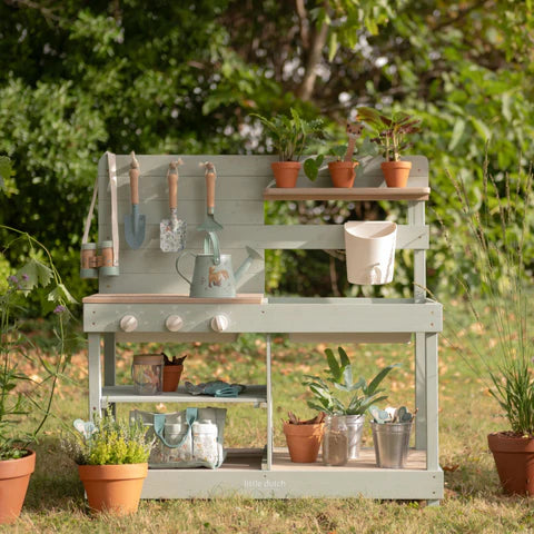 Little Dutch houten buitenkeuken mint, opgesteld in de tuin met potjes en planten