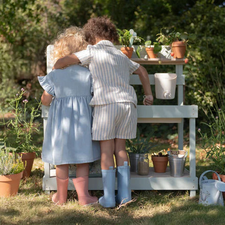 Little Dutch houten buitenkeuken mint, twee kinderen spelen samen in de tuin