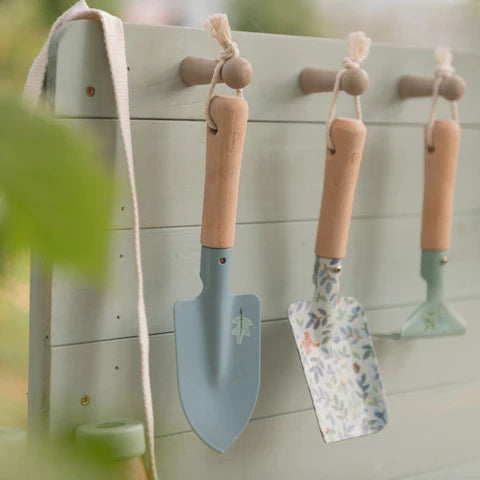 Little Dutch houten buitenkeuken, close-up van het tuingereedschap aan de haakjes