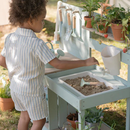 Little Dutch houten buitenkeuken mint, kind kliedert met water in de wasbak