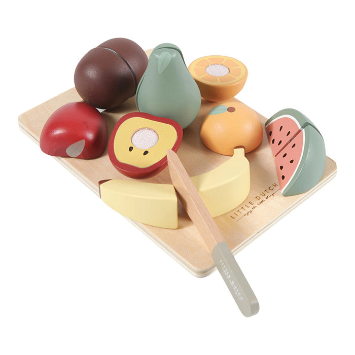 Little Dutch houten snijfruit, doorgesneden fruit op een snijplank