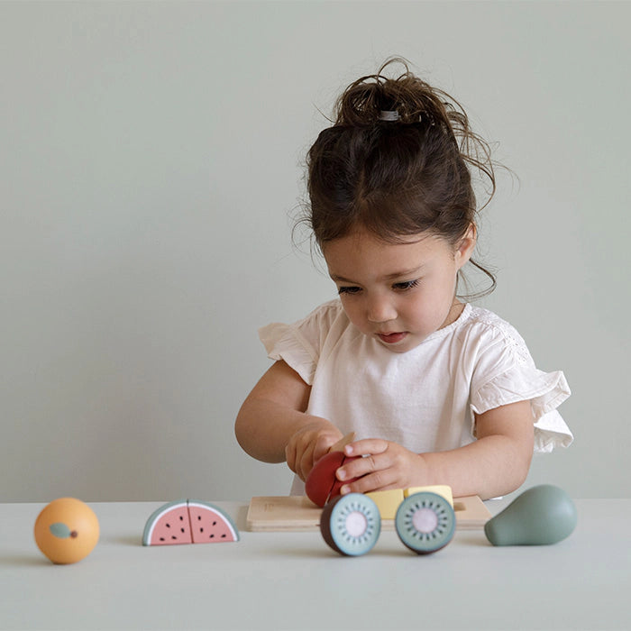 Little Dutch houten snijfruit, peuter speelt met het fruit aan tafel