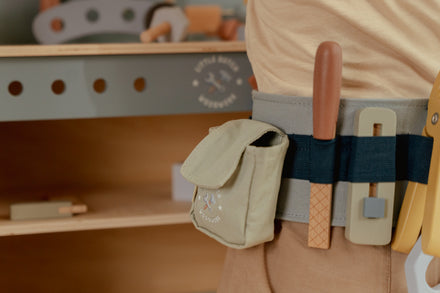 Little Dutch houten gereedschapsriem, close-up van de riem met gereedschap