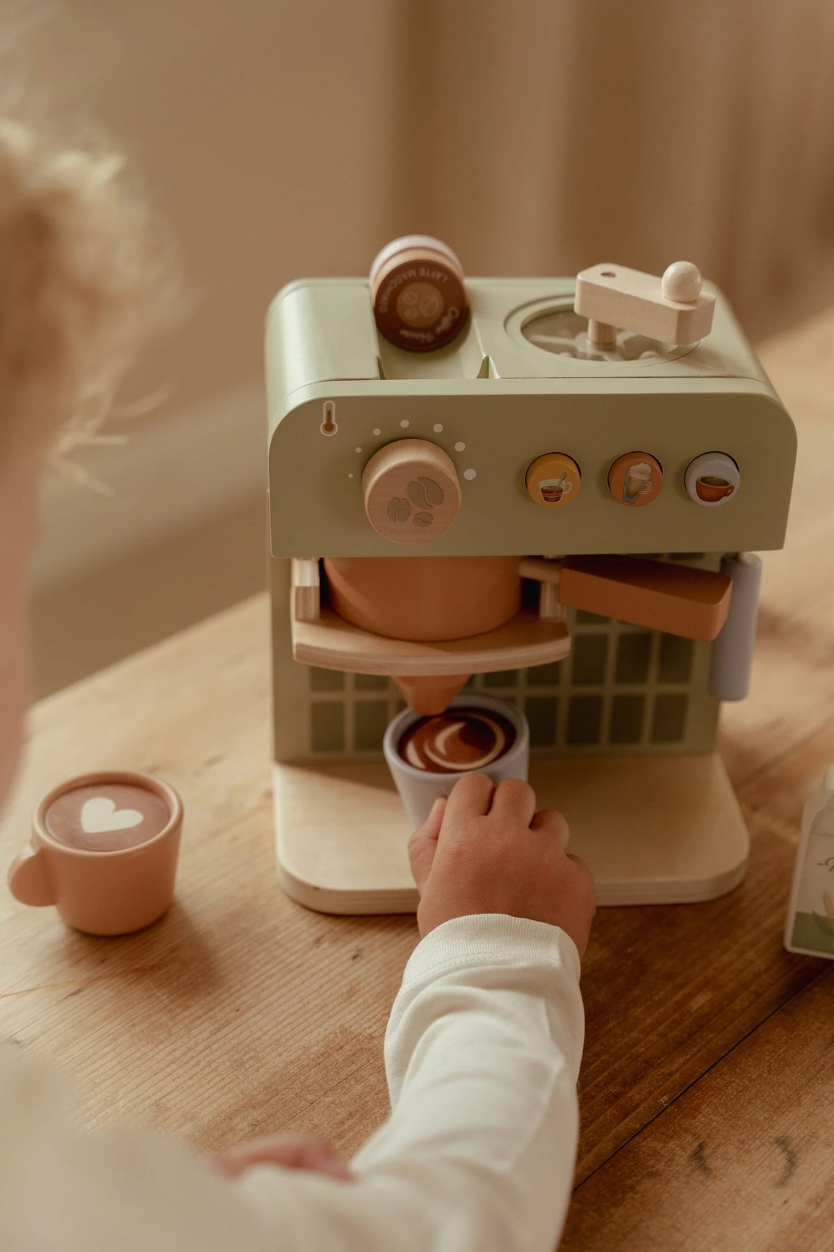 Little Dutch houten koffiemaker met kopjes, melkkannetje en koffiecapsules