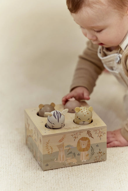 Kinderhandjes drukken de diertjes in van het Little Dutch pop-up spel Safari Friends