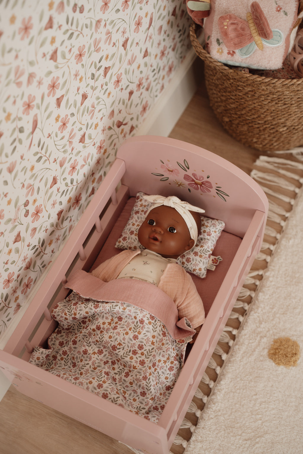 Little Dutch houten poppenbed roze, pop ligt in bed van bovenaf gezien