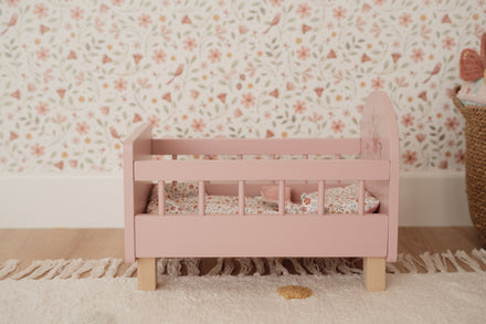 Little Dutch houten poppenbed roze in een kinderkamer