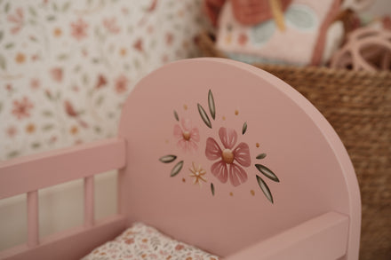 Little Dutch houten poppenbed roze, detail van het geschilderde hoofdeinde