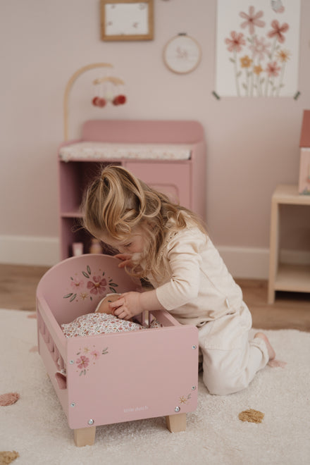 Little Dutch houten poppenbed roze, meisje stopt haar pop in