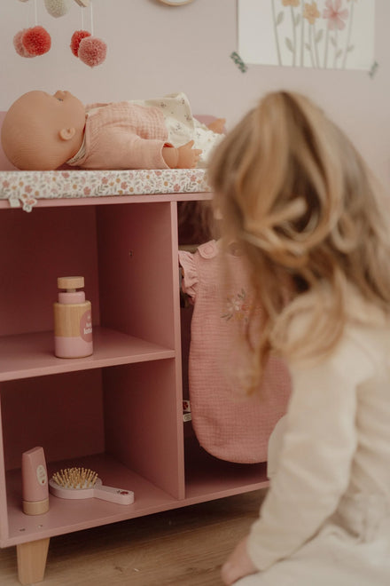 Little Dutch houten poppencommode, meisje verzorgt haar pop aan de commode