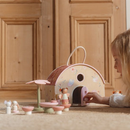 Little Dutch houten feeënhuisje Fairy Garden, kind speelt op de vloer bij het huisje