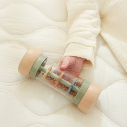 Babyhandje houdt de Little Dutch regenrammelaar Safari Friends vast