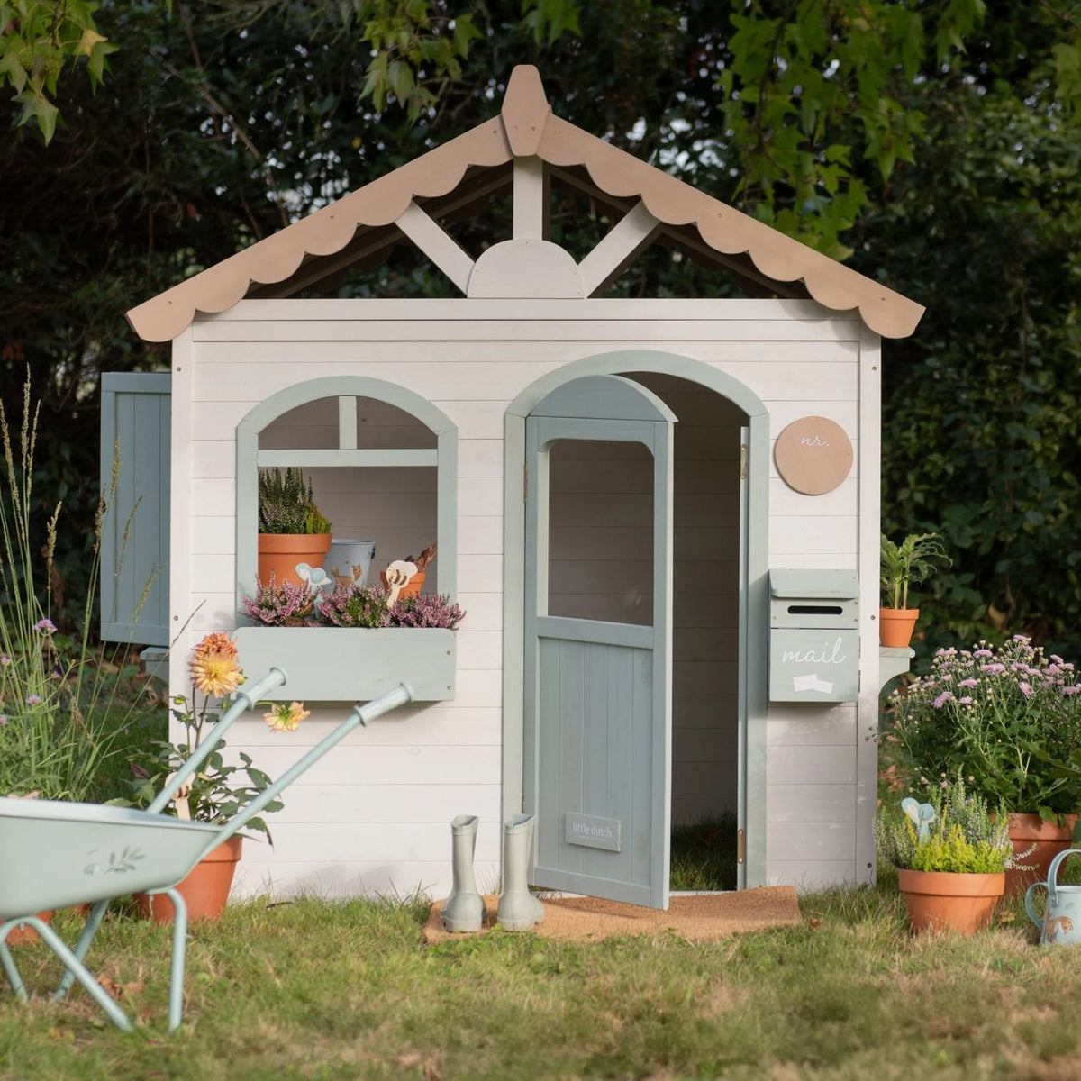 Little Dutch houten speelhuisje in de tuin, vooraanzicht met deur en raampjes