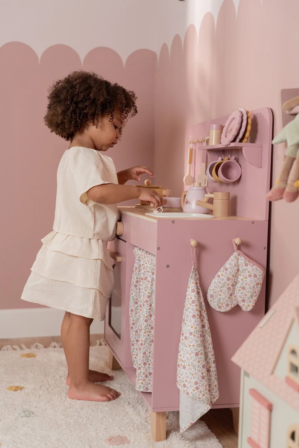 Little Dutch houten speelkeuken roze, meisje kookt in de keuken