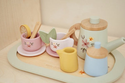 Little Dutch houten theeservies, sfeerbeeld op een houten tafel