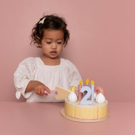 Little Dutch houten verjaardagstaart roze, meisje speelt verjaardag aan tafel