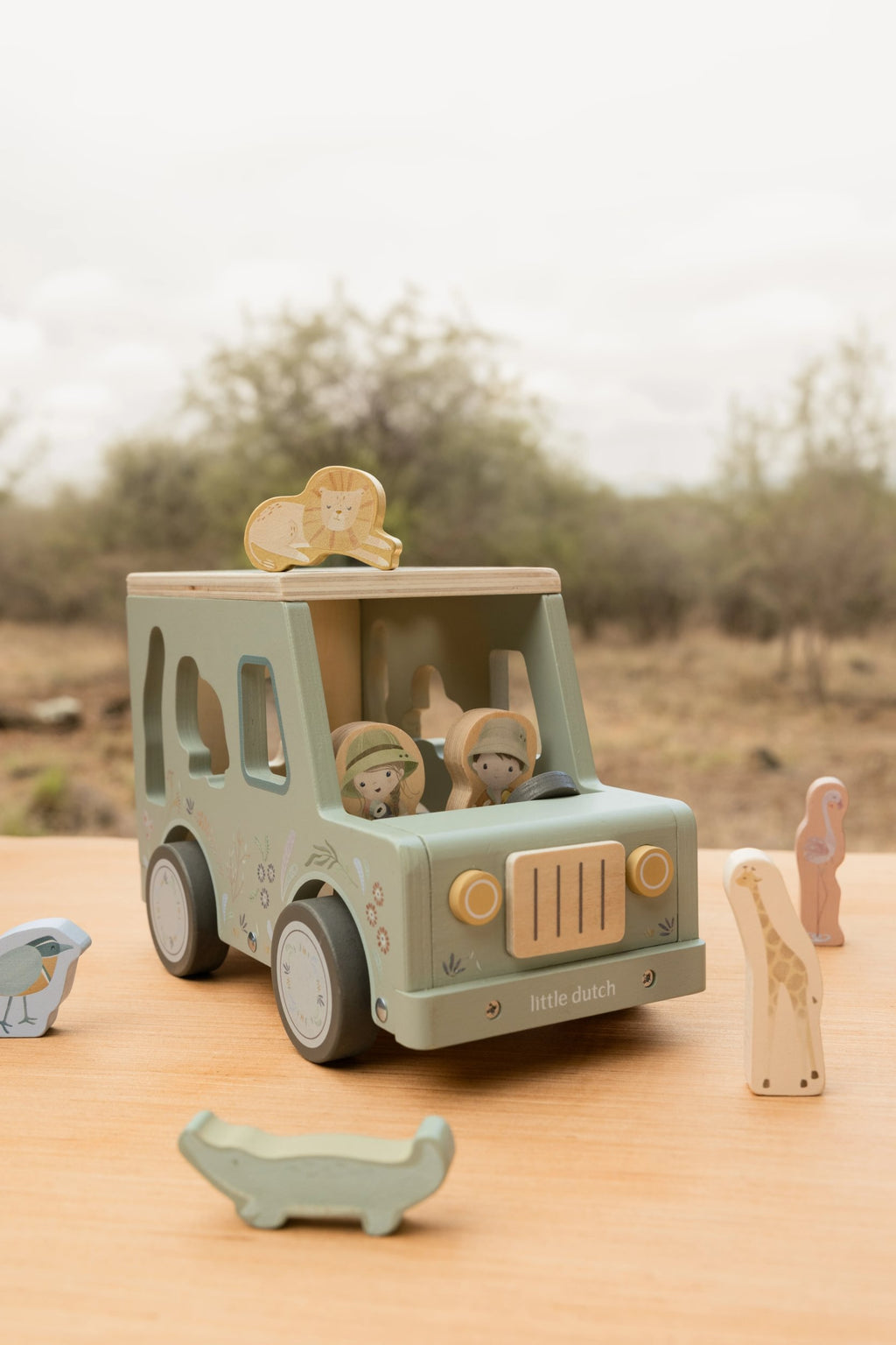 Little Dutch Houten Vormenstoof Safari Auto Safari Friends, safari auto met dierenblokjes op het zand