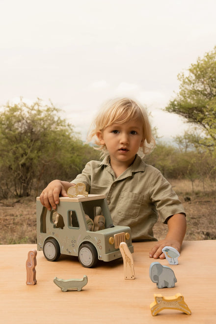 Little Dutch Houten Vormenstoof Safari Auto Safari Friends, kind speelt buiten met de safari auto