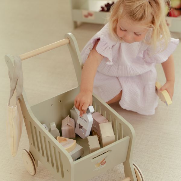 Little Dutch houten winkelwagen, meisje vult de winkelwagen met boodschappen
