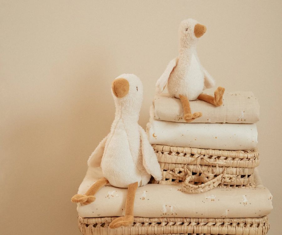 Little Dutch knuffel gans Little Goose wit, twee knuffelganzen op een stapel dekentjes in een mand