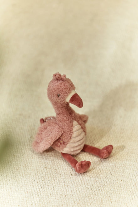 Little Dutch knuffel flamingo liggend op een zachte ondergrond