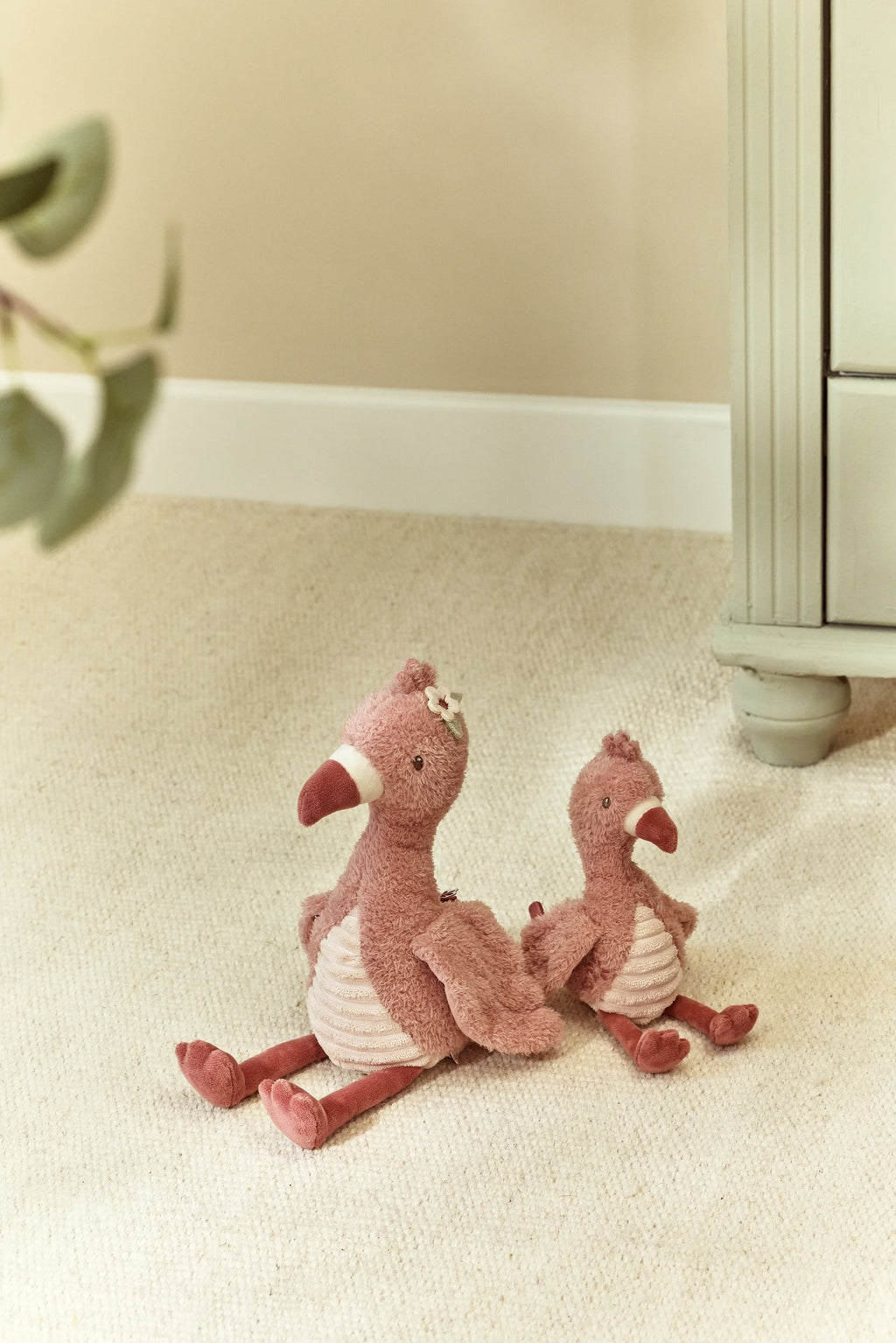 Twee Little Dutch flamingoknuffels bij het raam