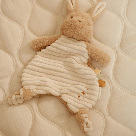Little Dutch knuffeldoekje Newborn Naturals, liggend op een babymatras