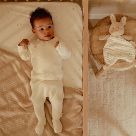 Little Dutch knuffeldoekje Newborn Naturals naast een slapende baby