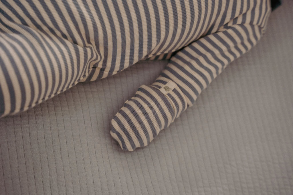Little Dutch Krabwantjes Stone Blue Stripe, sfeerbeeld met gestreepte stof
