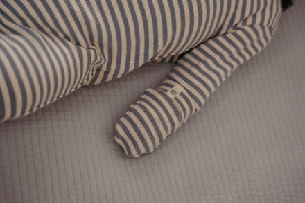 Little Dutch Krabwantjes Stone Blue Stripe, sfeerbeeld met gestreepte stof