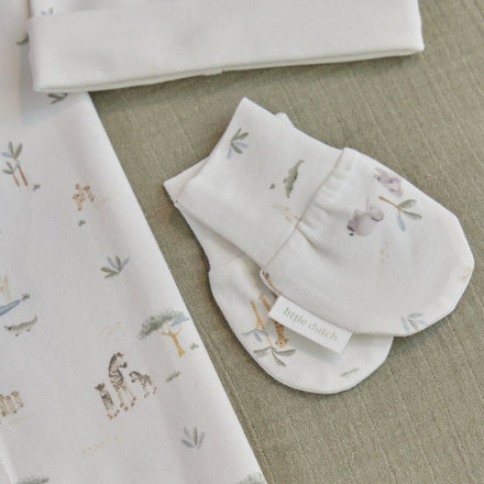 Newborn met de Little Dutch Little Safari krabwantjes aan