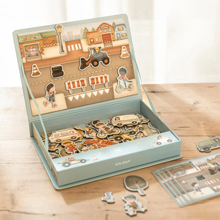 Little Dutch magnetisch speelbord Jim's Voertuigen, geopend op tafel