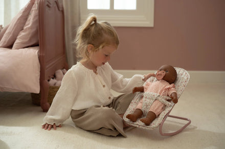 Little Dutch poppen wipstoel, meisje verzorgt haar pop in de wipstoel