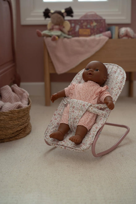 Little Dutch poppen wipstoel, kind speelt met pop in de wipstoel op de vloer