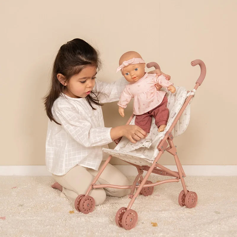 Little Dutch poppenbuggy, meisje zet haar pop in de buggy