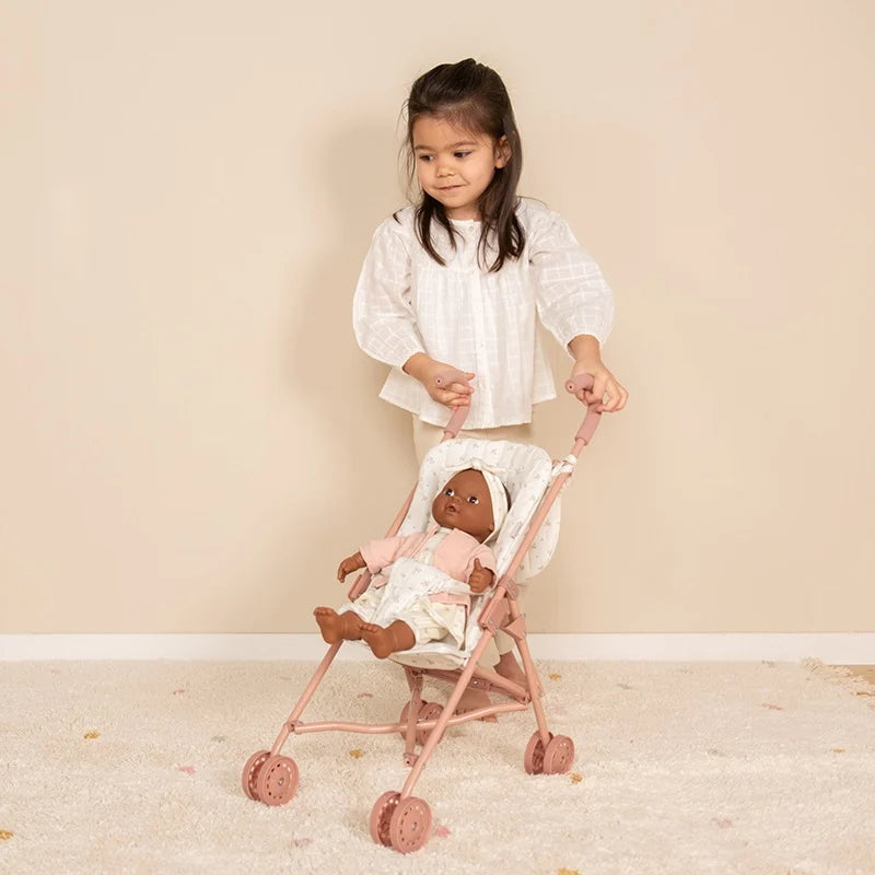 Little Dutch poppenbuggy, meisje wandelt met haar pop in de buggy