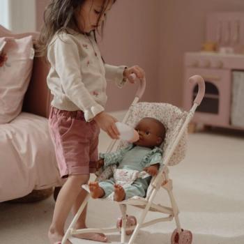 Little Dutch poppenbuggy, meisje speelt met haar pop in de buggy