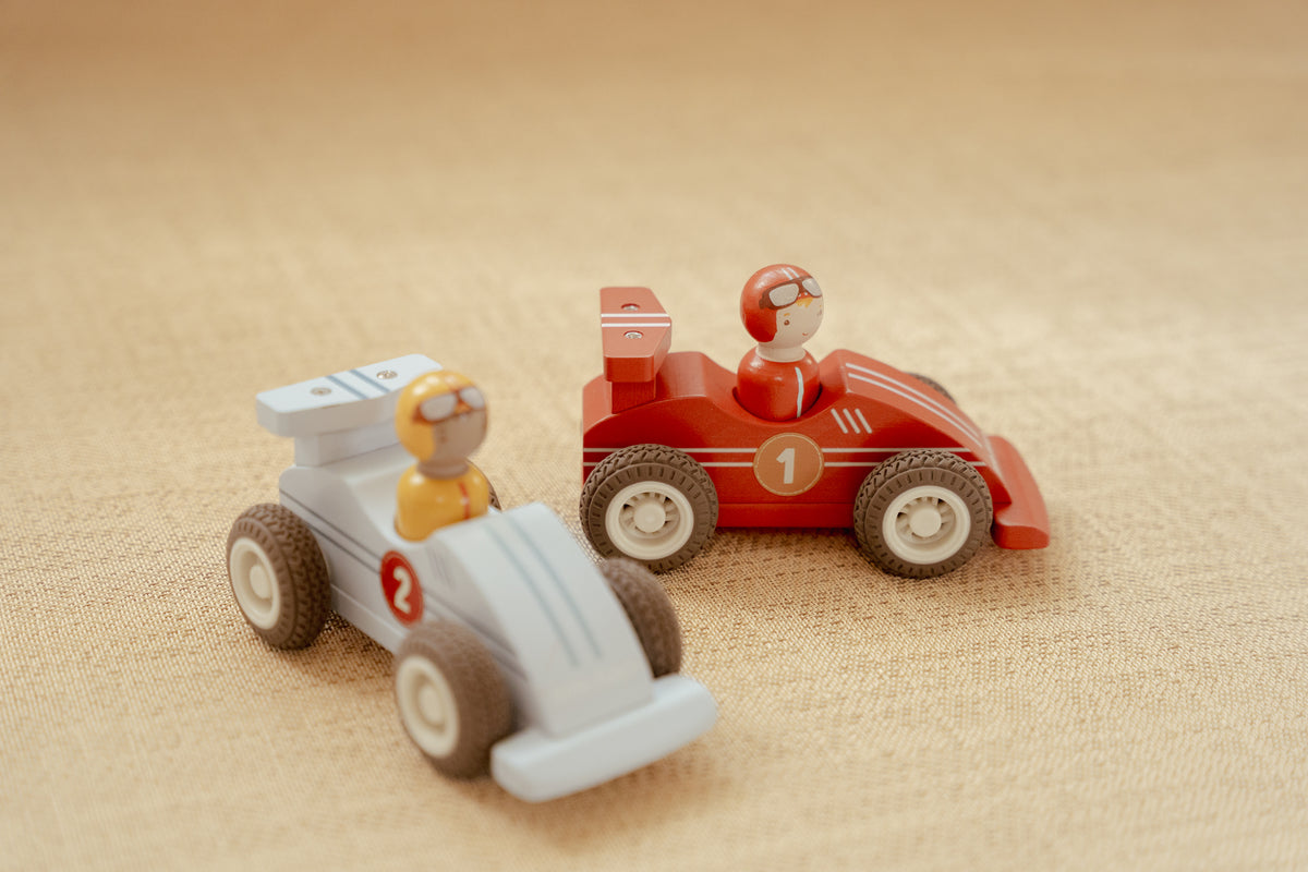 Little Dutch pullback raceauto's, drie houten raceautootjes met coureurs