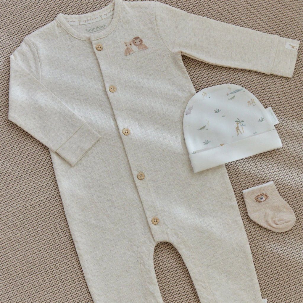 Baby in babykleding uit de Little Dutch Safari Friends collectie