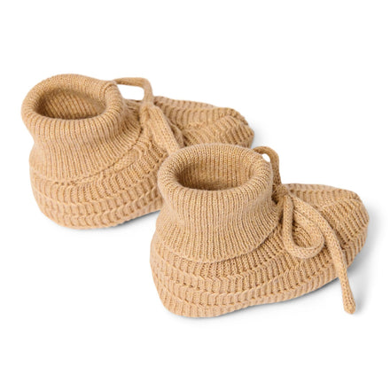 Gebreide babyslofjes Soft Tan van Little Dutch met koordje